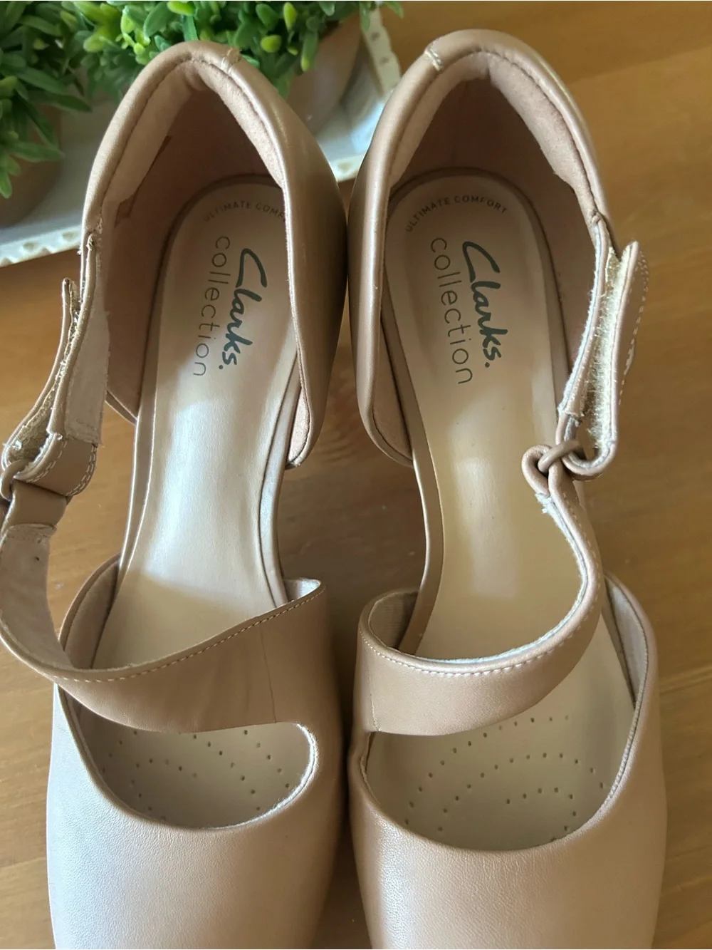 NEW Clarks Collection Women's Tan Cross-Strap Heels Size 8 1/2